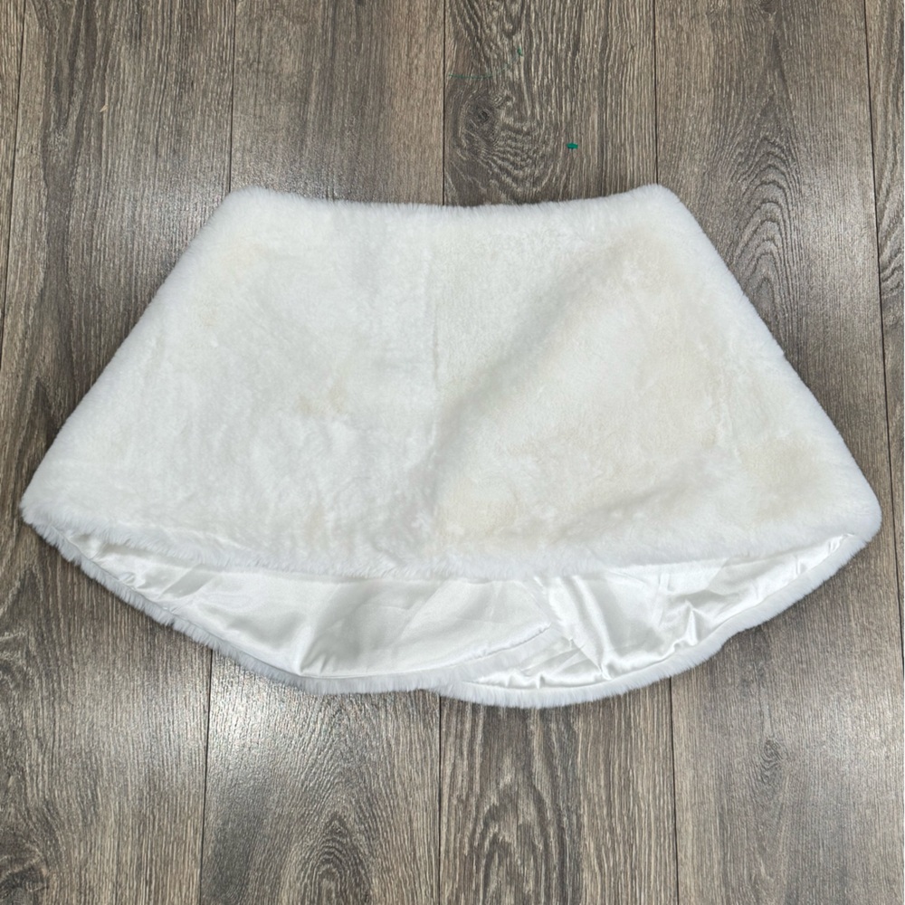 Chic White Faux Fur Wrap - Picture 2 of 4